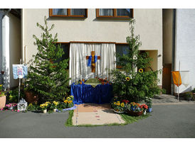 Fronleichnamsprozession durch die Straßen von Naumburg (Foto: Karl-Franz Thiede)